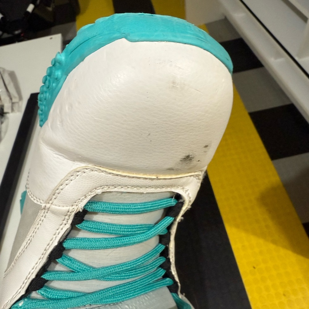 White and Teal Snowboarding Boots - Picture 3 of 12